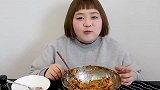 胖妞吃一大碗拌饭，中途不够又加了两碗米饭