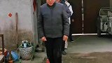 兄弟姐妹在家拍摄视频，果然快乐与年龄无关