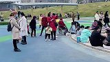 和相亲对象逛公园，中途她说口渴