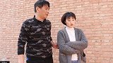 丈夫出差半夜回家，却见门口散落男人衣服，走到卧室他愣住