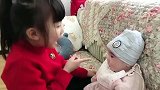 这就是你羡慕的儿女双全，姐姐一闲下来就教训二胎！