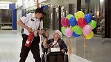 老太太点燃生日蜡烛，警察却带来灭火器惹恼路人