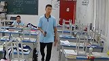 男孩来到教室第一件事就是，帮她放下椅子，装好水