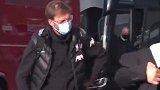 来啦！利物浦全员抵达球场 渣叔秀发遭遇冷风吹