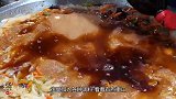 靓女街头双手拌米粉，满满一大盆，过程超过瘾，男生流着口水排队