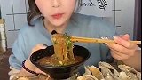 萱萱开饭了，酸辣粉和八爪鱼大口吃太香了，吞咽的速度让人开眼了