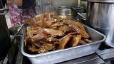 香港街头特色美食，刚出炉的卤水鸭翅和卤肉，买一盒回家下酒！