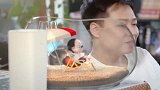 叫我僵小鱼：鱼爹和小鱼共同看海，直接把大海搬到家里了，太酷了