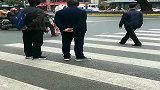第一次见到这么宽的人行横道，接下来的一幕，真是长见识了！