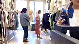 女子试穿衣服时，被店员夸得当场买单