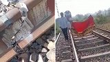 印度一妇女发现铁轨断裂 把红色纱丽挂在铁道上提醒火车