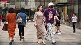 三里屯街拍，妹子的身材太好了，穿长裙都挡不住