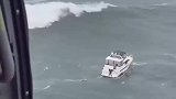 海浪拍打游船，将游船打翻