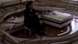 家中的天花板坍塌，女子仍淡定看电视