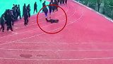 男生操场跑步突然“起飞” 监控拍下可怕一幕