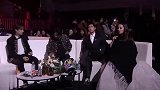 迪丽热巴台下入座，肖战王一博立马往里面挪，超级暖心