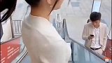 小姐姐真淘气，电梯上居然捉弄小伙，结局却真是万万没想到！