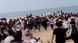 在百名游客的共同帮助下，车祸致残女生圆梦拍下“站立”婚纱照“感觉被全世界拥抱！”