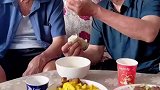 80岁外甥喂近百岁小舅吃饭
