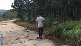 小海去地里看玉米，发现路边到处都是钱，为啥不捡钱却转身就跑