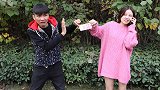 美女遇小伙打劫还被嫌弃太穷，没想美女四处借钱，结局太逗了