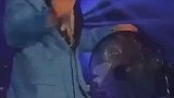 一把吉他一台电风扇就能开万人演唱会，万人合唱燃到爆炸