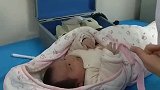 刚满月的宝宝做体检，瞧宝宝看医生的神情，真有意思！
