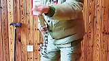 老兵演示拼刺刀和冲锋，对这些动作的记忆早已深入骨髓