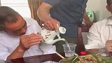 这年轻人太实在了，虚假的让一下，还真不给倒了！