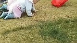 训练孩子草坪上爬行，这速度同步啊
