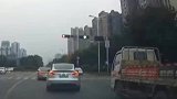 车辆躲避后车失控后撞另一车