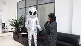 奥特曼真人版：外星人抢人类玩具娃娃，不料奥特曼刚好来了，天意