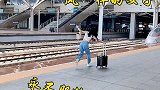这高铁怎么开得那么快啊？等等我啊！