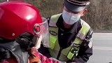 交警暖心一撕大妈眼前一亮