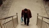 公公来城里给儿子送腊肉