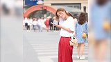 时尚街拍：美女白衣配红裤造型夺目，古灵精怪太可爱！