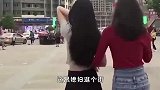 爆笑：这就是陪女朋友逛街的好处，走在背后，简直是双倍的快乐