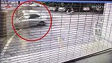 重庆一女司机油门当刹车 致车辆冲出路边“穿墙而过”