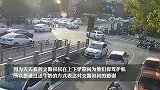 小暖男在交警车上放下牛奶就跑：感谢天天保驾护航