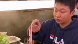 男子和朋友去吃火锅，朋友七秒钟竟然秀了2次操作