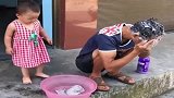 老公正在洗头，没想到闺女竟然整这么一出，果然是实力坑爹