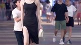 大长腿小姐姐的魅力太高了，直接把摄像小哥哥拐跑了……