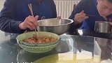 体能训练后，直接拿盆埋头干饭