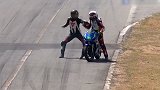 车手相撞后爬上对方摩托 赛道上开播“拳击擂台赛”