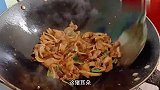 亲家过来帮忙熏腊鱼，阿玲尽地主之谊，烹饪各种美食招待