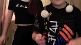 我们两个易老幺表演一个