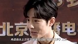 肖战打卡环球影城，拿着相机边走边拍，刻意避开人多的地方玩耍