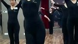 这个舞蹈老师气质真优雅，动作优美，真是女人味十足！