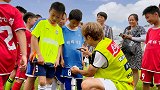 《追梦的阿尔梦超》为凉山足球少年圆梦 汪嵩鼓励少年一直踢下去