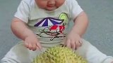 宝宝见到榴莲这动作真是搞笑啊